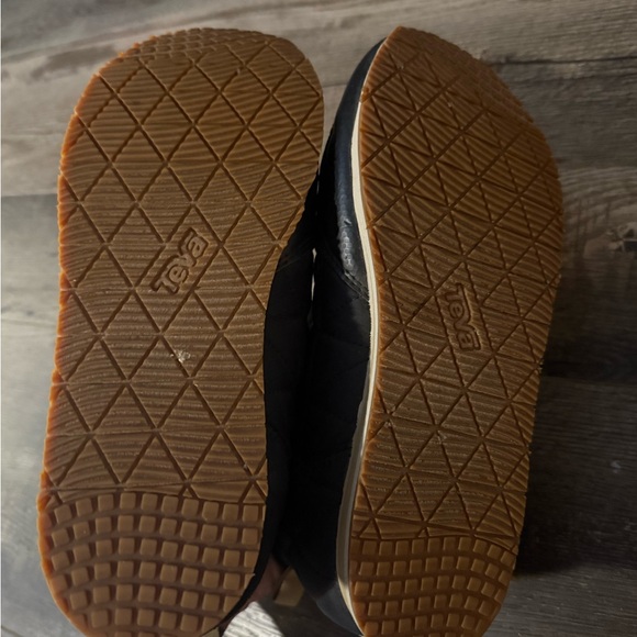 Teva Black Quilted Ankle Boots with Tan Trim - Picture 3 of 3